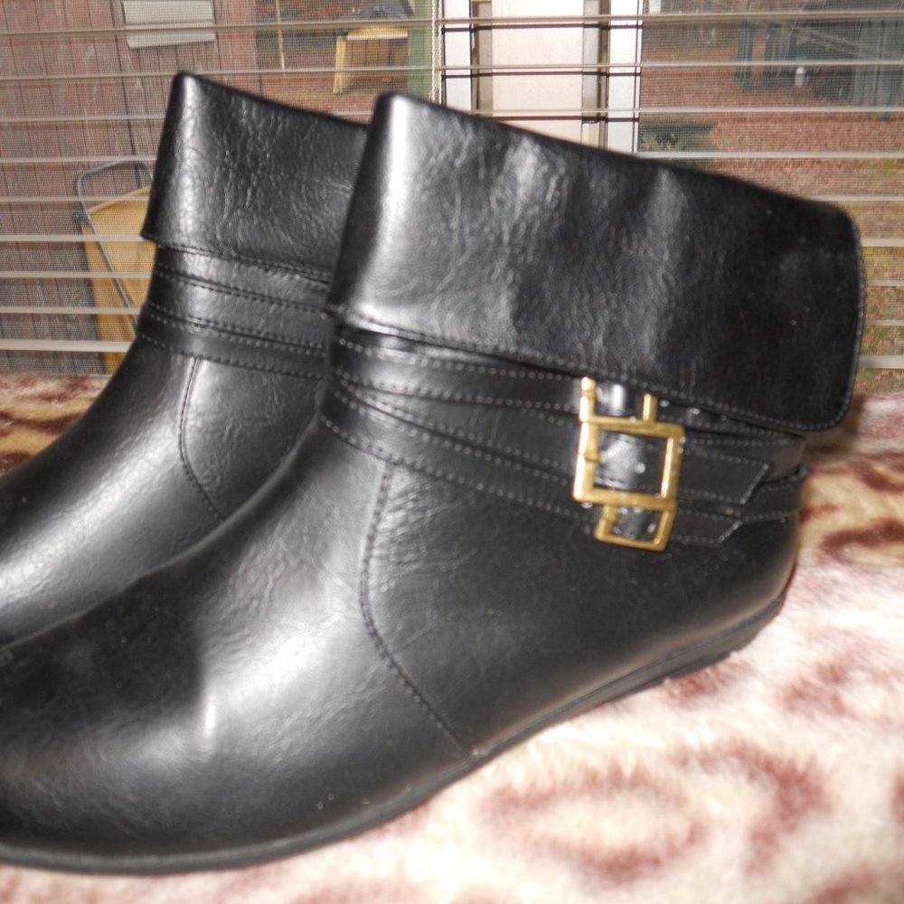 new size 7.5 black pull on boots